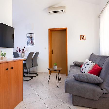 Villa Livia With Three Nice Apartments, Swimming Pool, Childrens Playground, Barbecue And Free Parking Liznjan Bagian luar foto