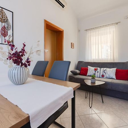 Villa Livia With Three Nice Apartments, Swimming Pool, Childrens Playground, Barbecue And Free Parking Liznjan Bagian luar foto