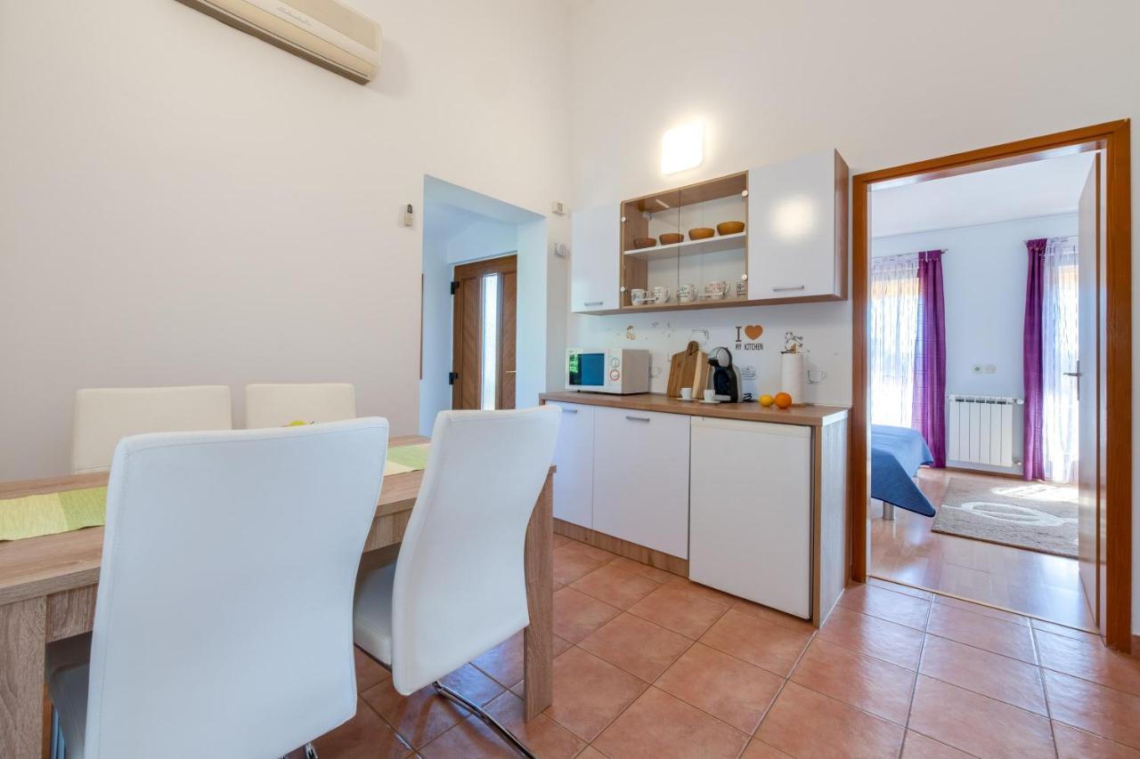 Villa Livia With Three Nice Apartments, Swimming Pool, Childrens Playground, Barbecue And Free Parking Liznjan Bagian luar foto