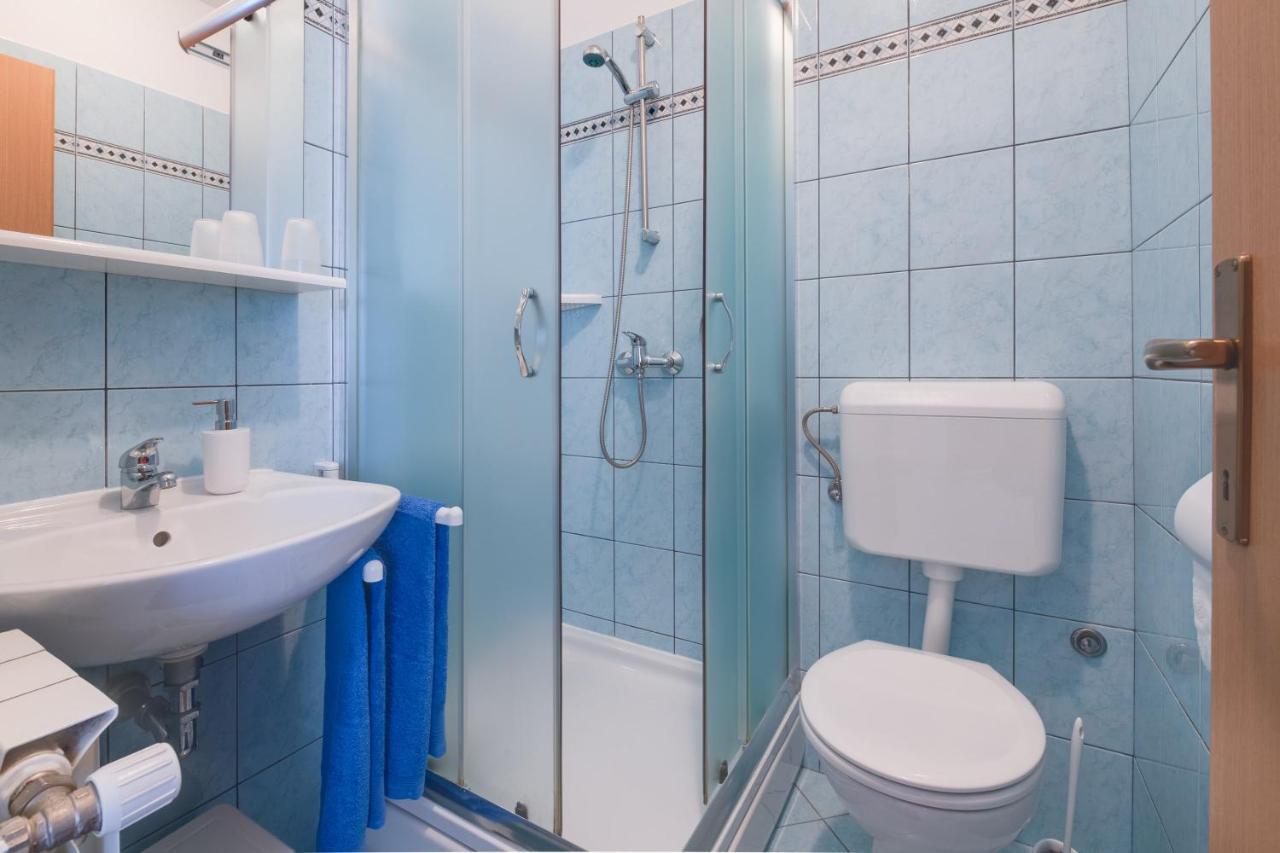 Villa Livia With Three Nice Apartments, Swimming Pool, Childrens Playground, Barbecue And Free Parking Liznjan Bagian luar foto