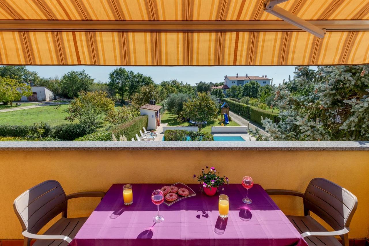 Villa Livia With Three Nice Apartments, Swimming Pool, Childrens Playground, Barbecue And Free Parking Liznjan Bagian luar foto