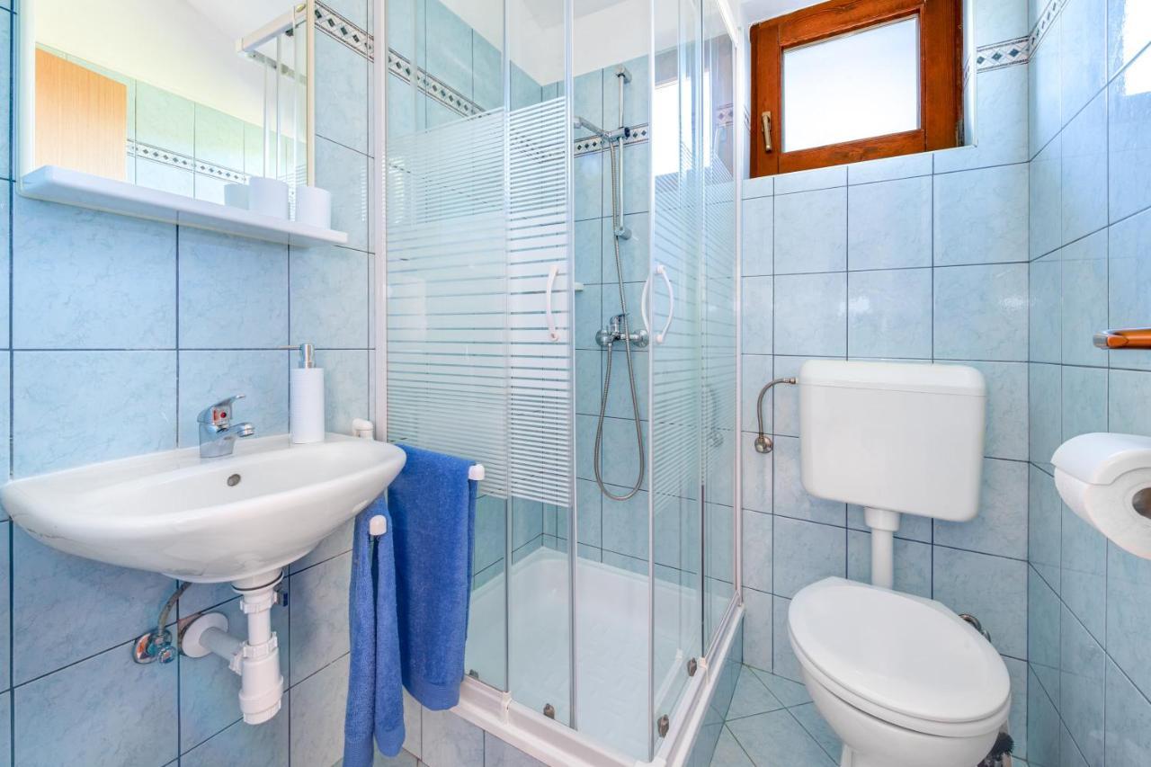 Villa Livia With Three Nice Apartments, Swimming Pool, Childrens Playground, Barbecue And Free Parking Liznjan Bagian luar foto