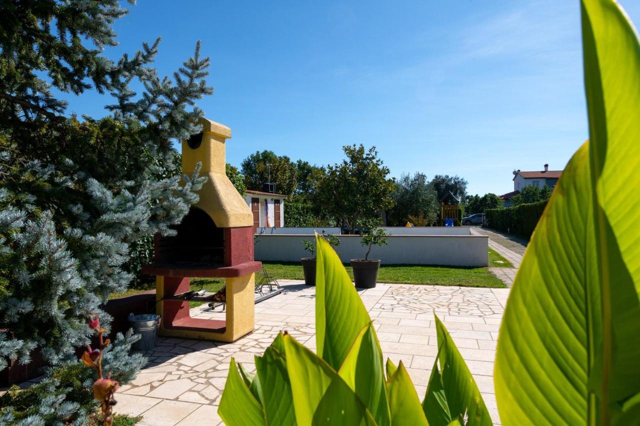 Villa Livia With Three Nice Apartments, Swimming Pool, Childrens Playground, Barbecue And Free Parking Liznjan Bagian luar foto
