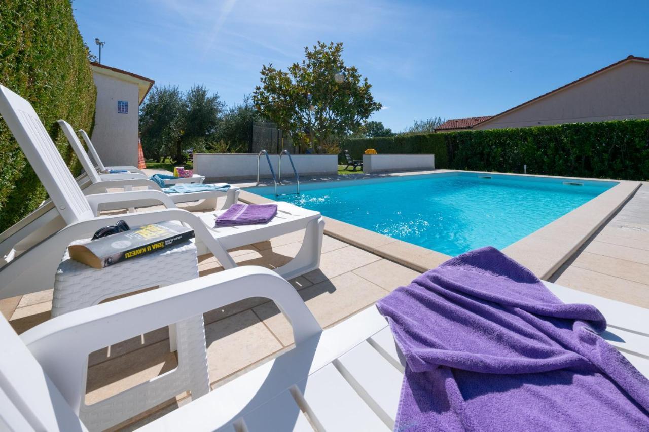 Villa Livia With Three Nice Apartments, Swimming Pool, Childrens Playground, Barbecue And Free Parking Liznjan Bagian luar foto