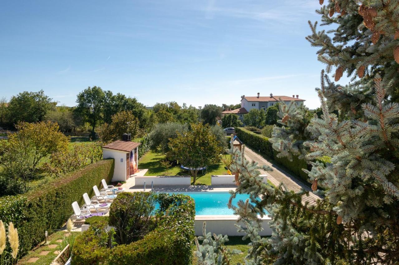 Villa Livia With Three Nice Apartments, Swimming Pool, Childrens Playground, Barbecue And Free Parking Liznjan Bagian luar foto