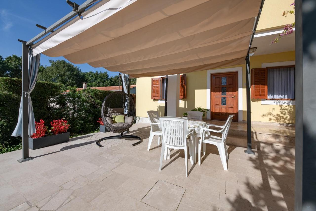 Villa Livia With Three Nice Apartments, Swimming Pool, Childrens Playground, Barbecue And Free Parking Liznjan Bagian luar foto