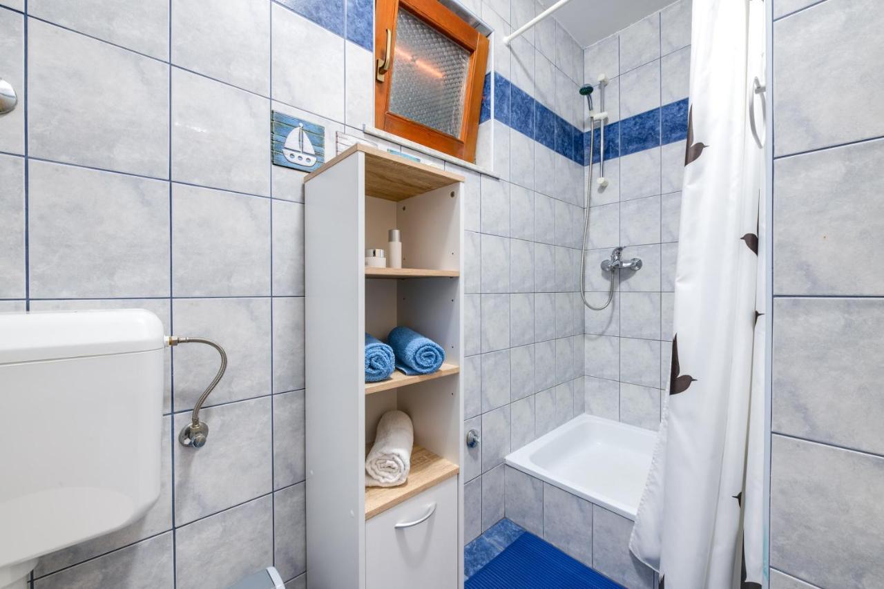 Villa Livia With Three Nice Apartments, Swimming Pool, Childrens Playground, Barbecue And Free Parking Liznjan Bagian luar foto