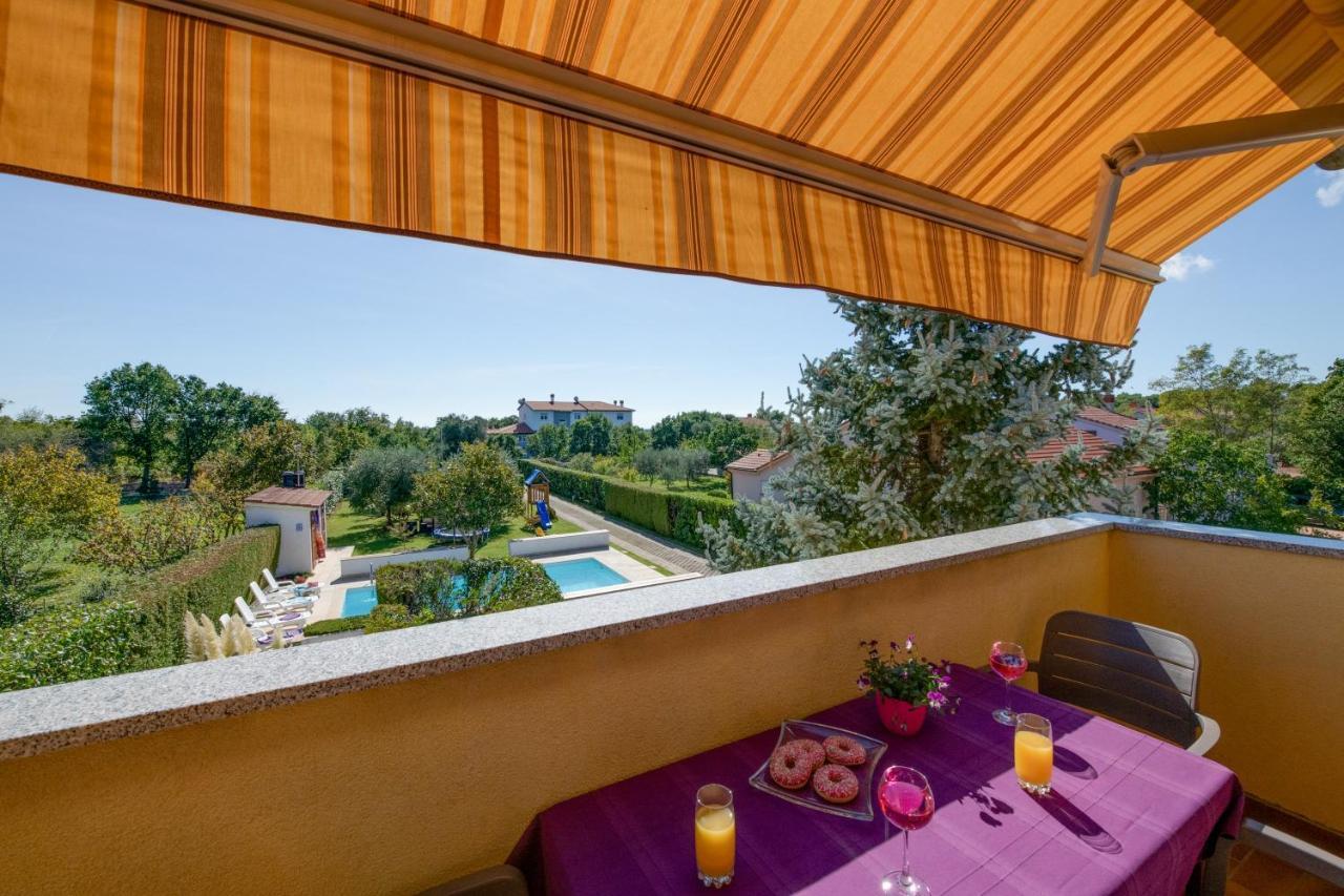Villa Livia With Three Nice Apartments, Swimming Pool, Childrens Playground, Barbecue And Free Parking Liznjan Bagian luar foto