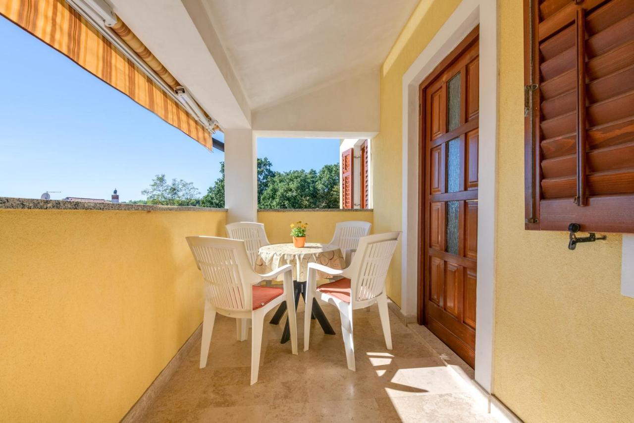 Villa Livia With Three Nice Apartments, Swimming Pool, Childrens Playground, Barbecue And Free Parking Liznjan Bagian luar foto