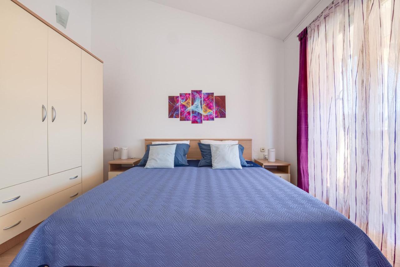 Villa Livia With Three Nice Apartments, Swimming Pool, Childrens Playground, Barbecue And Free Parking Liznjan Bagian luar foto