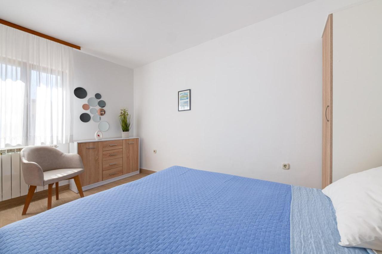 Villa Livia With Three Nice Apartments, Swimming Pool, Childrens Playground, Barbecue And Free Parking Liznjan Bagian luar foto