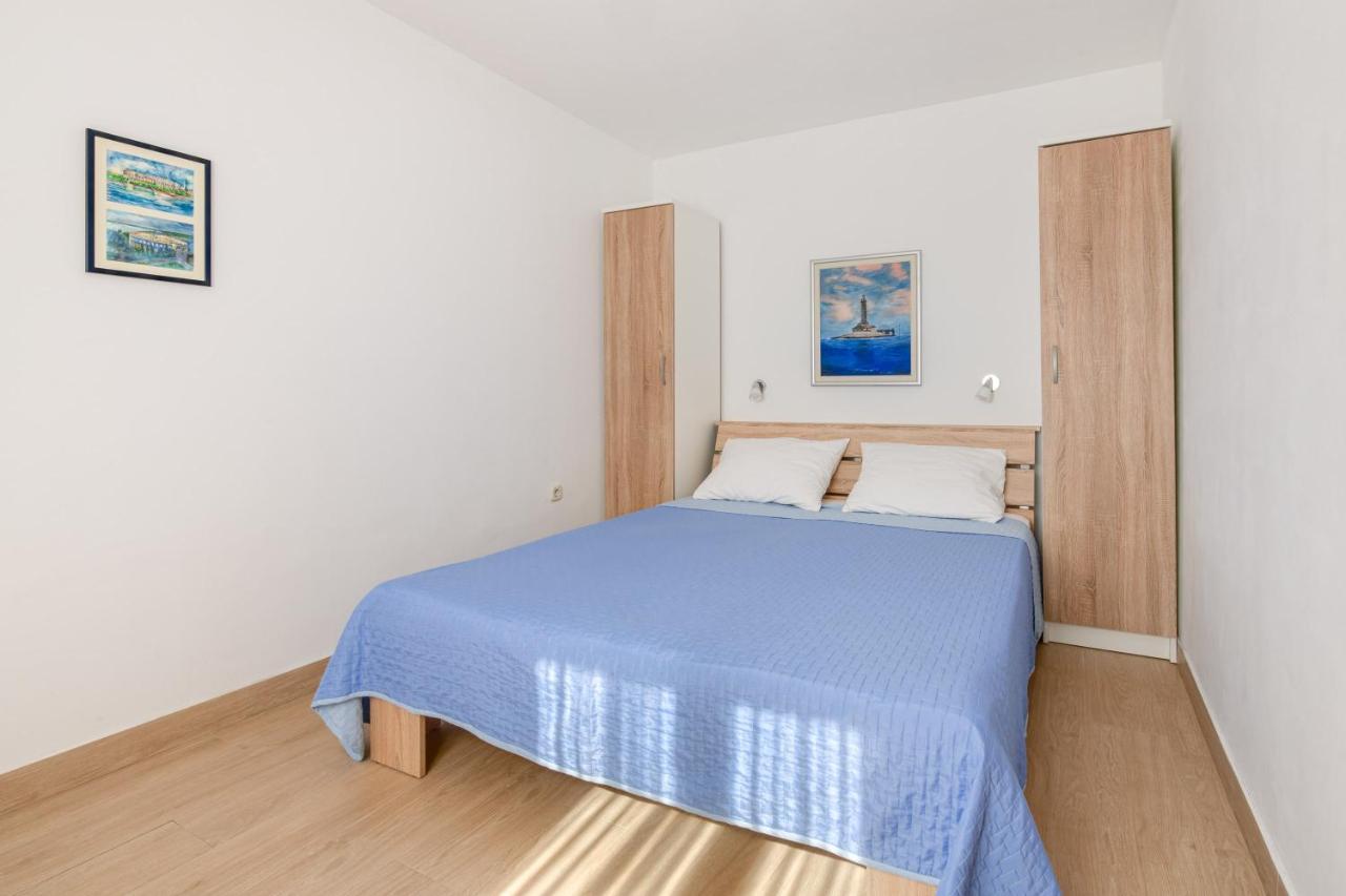 Villa Livia With Three Nice Apartments, Swimming Pool, Childrens Playground, Barbecue And Free Parking Liznjan Bagian luar foto