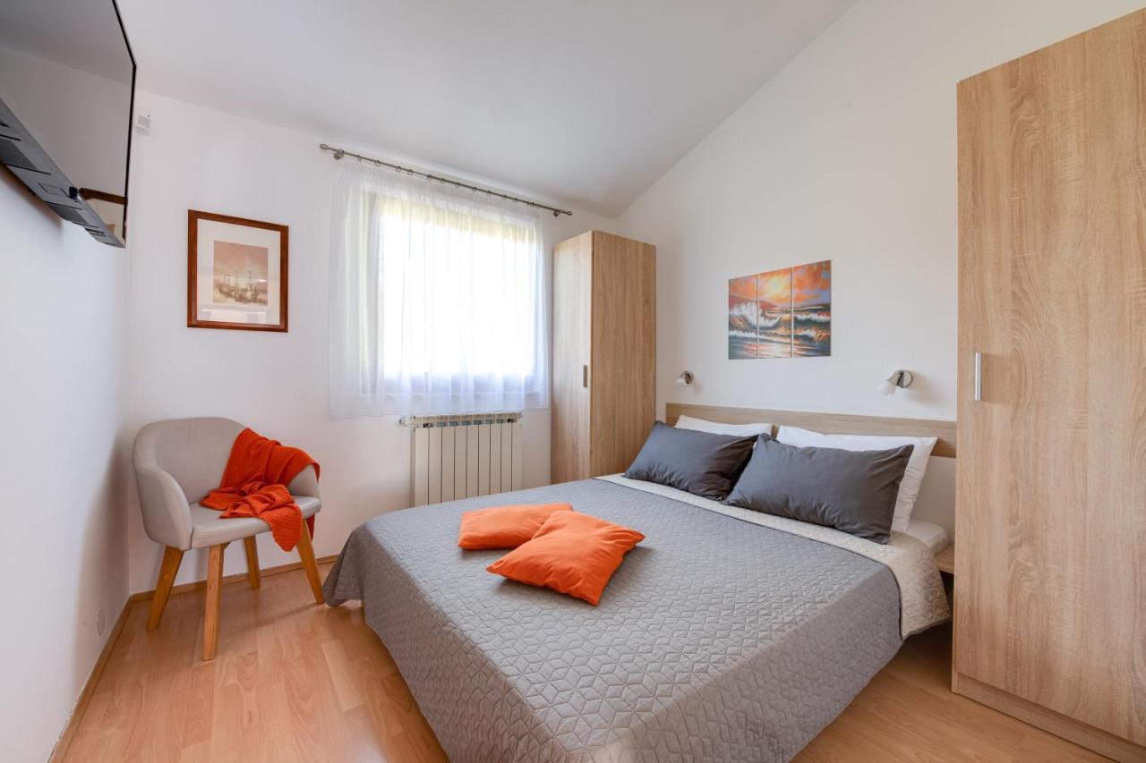 Villa Livia With Three Nice Apartments, Swimming Pool, Childrens Playground, Barbecue And Free Parking Liznjan Bagian luar foto