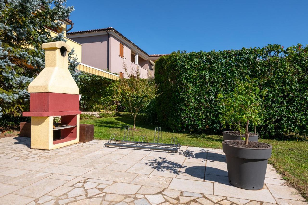 Villa Livia With Three Nice Apartments, Swimming Pool, Childrens Playground, Barbecue And Free Parking Liznjan Bagian luar foto