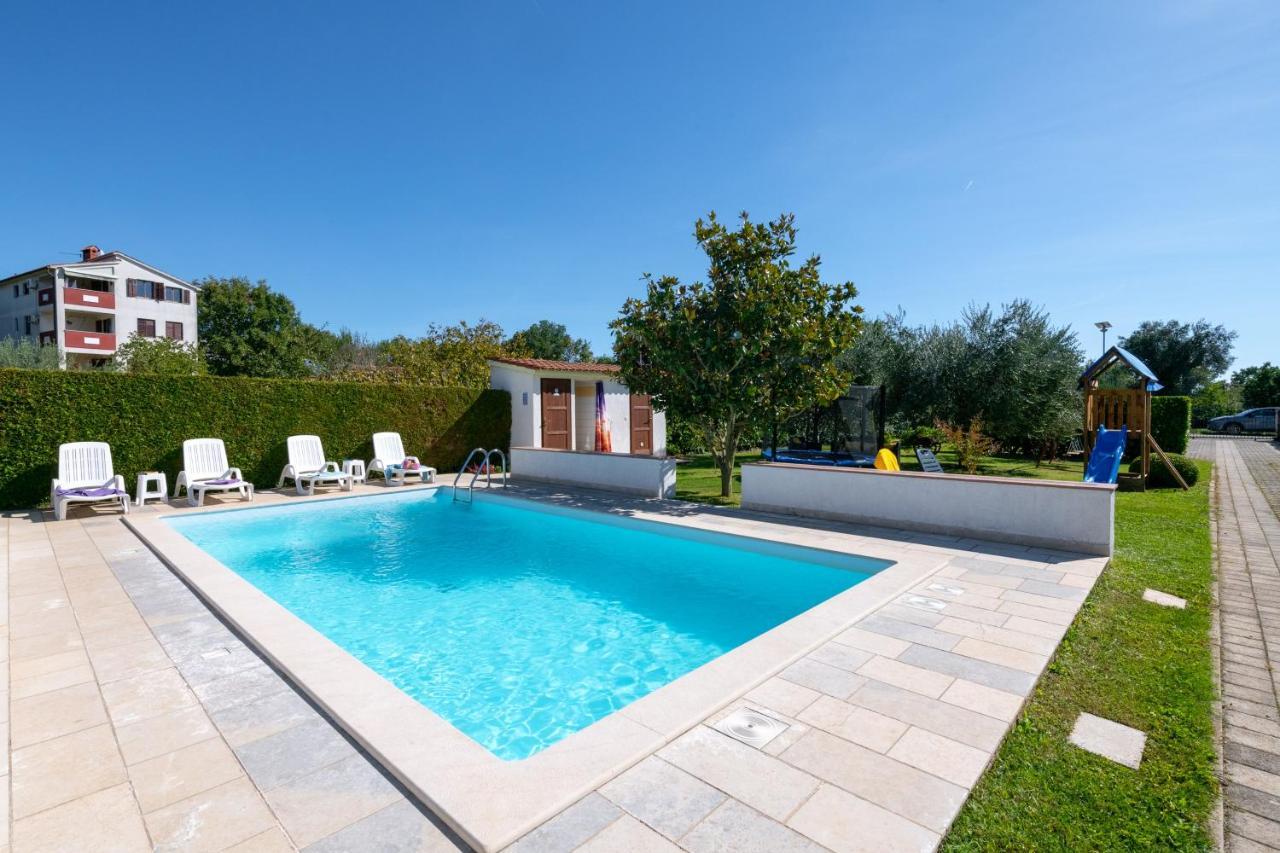 Villa Livia With Three Nice Apartments, Swimming Pool, Childrens Playground, Barbecue And Free Parking Liznjan Bagian luar foto