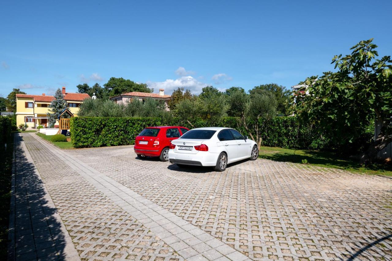 Villa Livia With Three Nice Apartments, Swimming Pool, Childrens Playground, Barbecue And Free Parking Liznjan Bagian luar foto