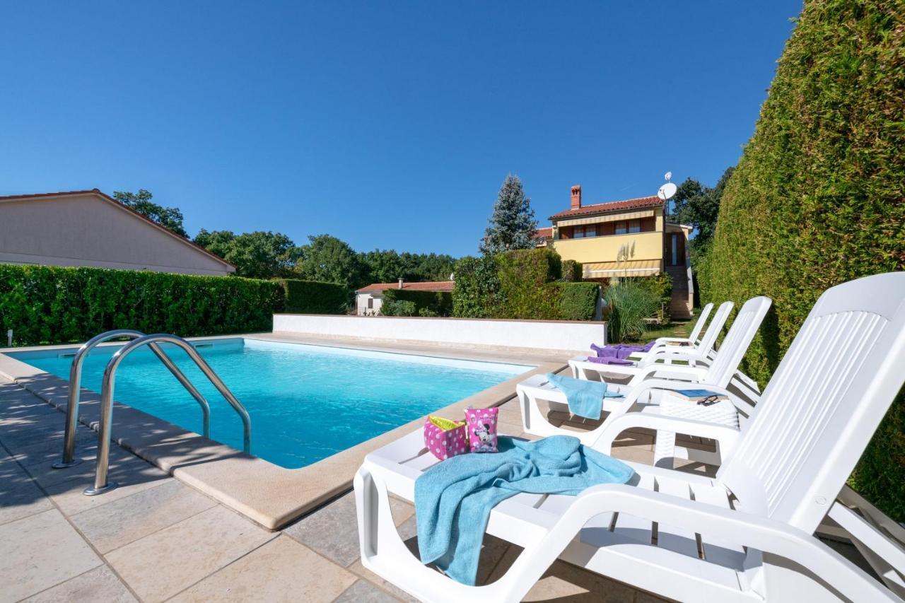 Villa Livia With Three Nice Apartments, Swimming Pool, Childrens Playground, Barbecue And Free Parking Liznjan Bagian luar foto