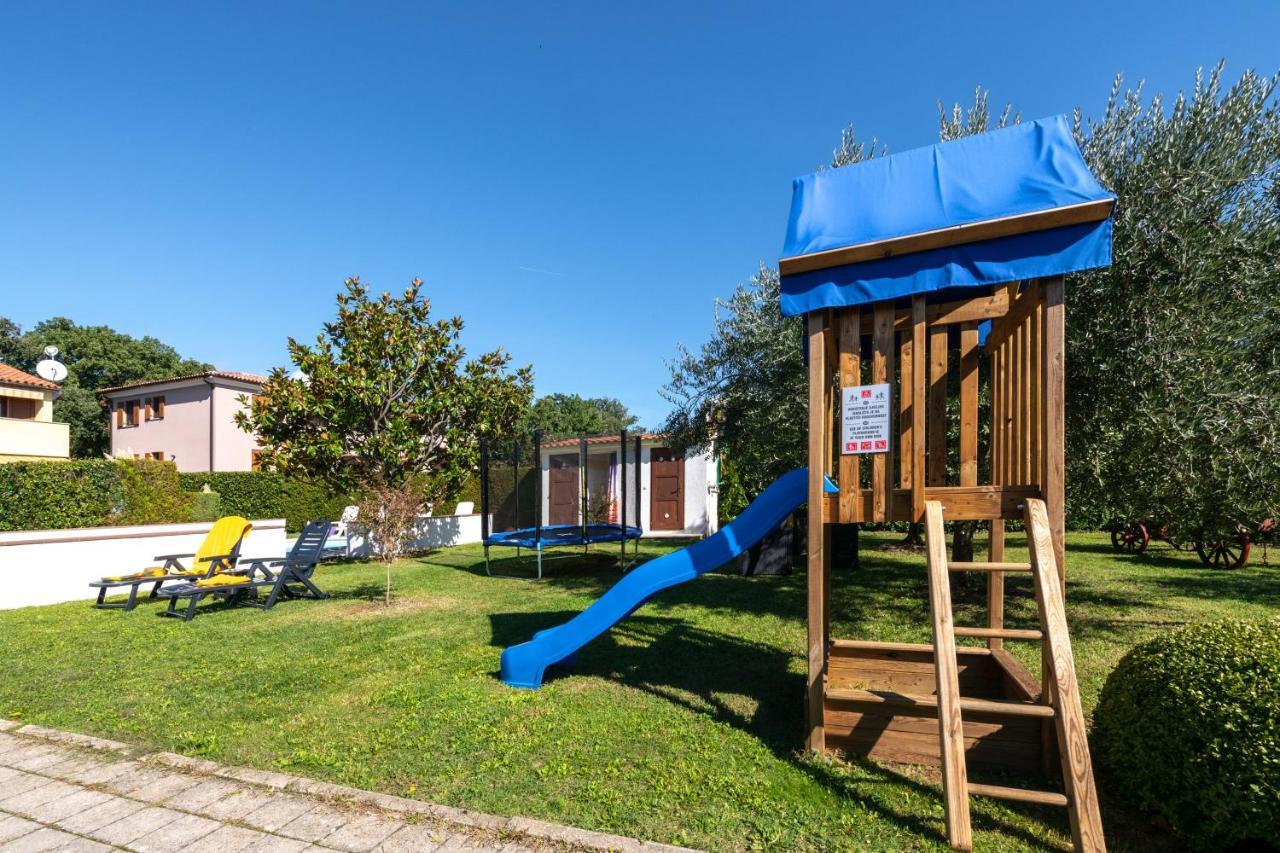 Villa Livia With Three Nice Apartments, Swimming Pool, Childrens Playground, Barbecue And Free Parking Liznjan Bagian luar foto