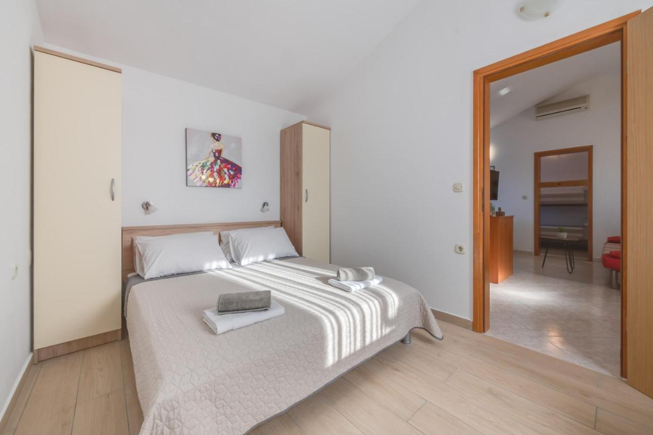 Villa Livia With Three Nice Apartments, Swimming Pool, Childrens Playground, Barbecue And Free Parking Liznjan Bagian luar foto
