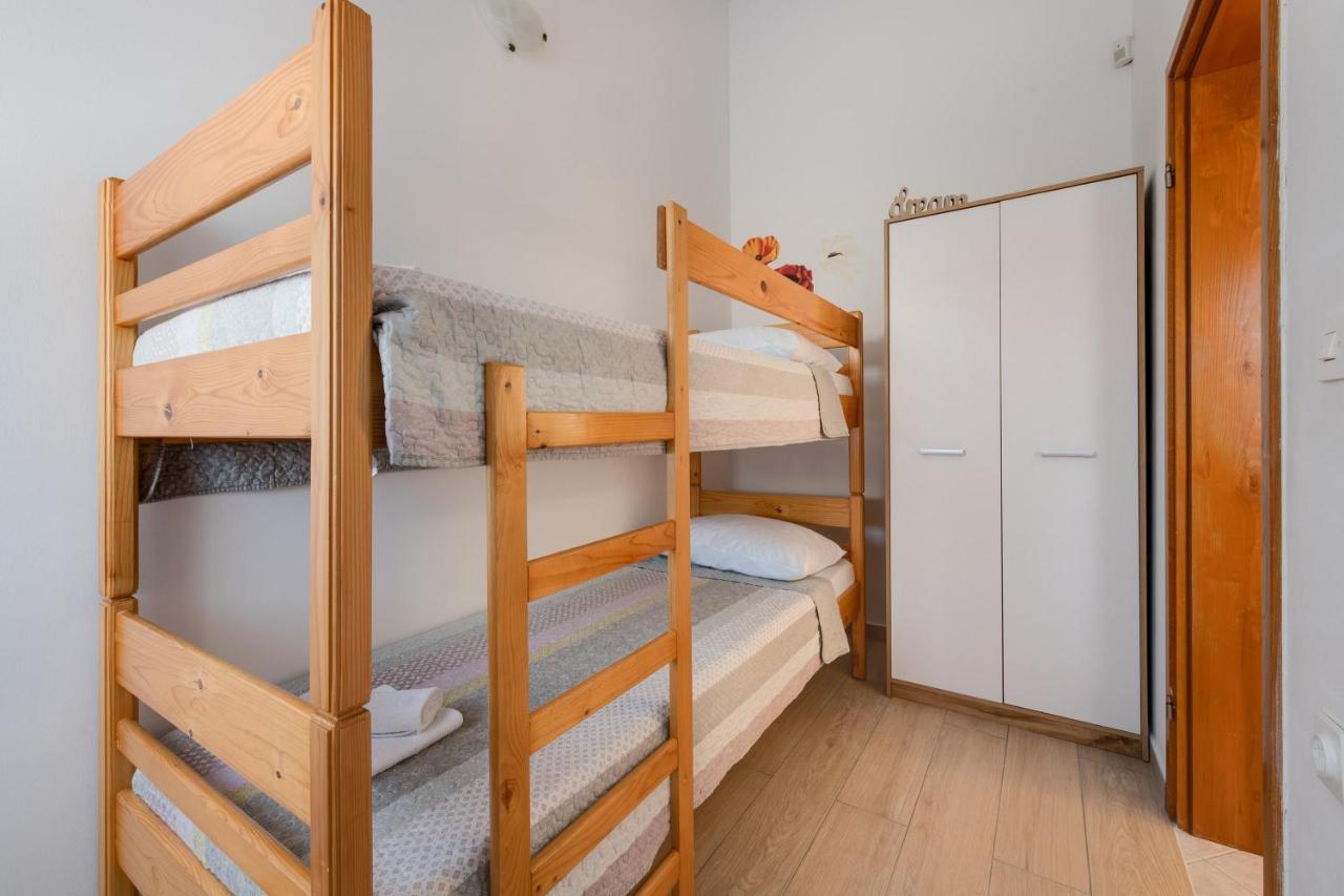 Villa Livia With Three Nice Apartments, Swimming Pool, Childrens Playground, Barbecue And Free Parking Liznjan Bagian luar foto
