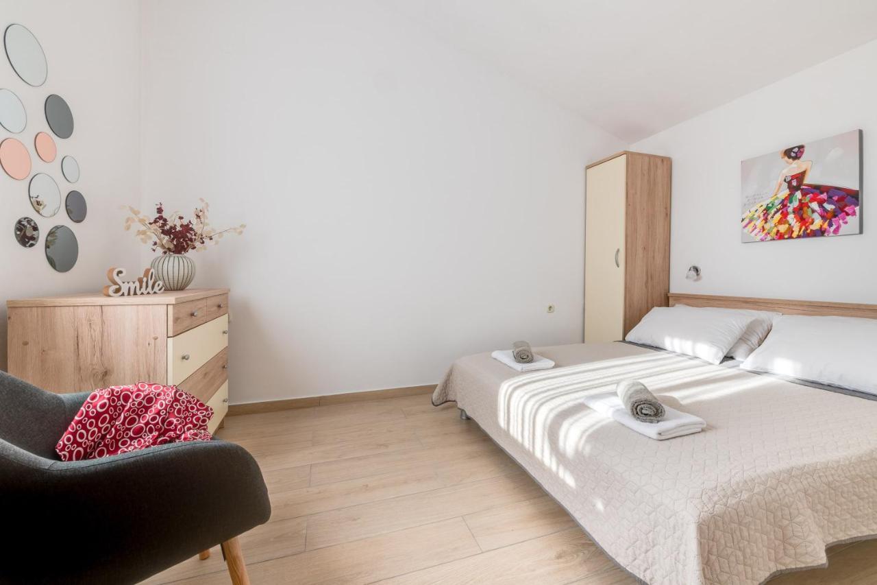 Villa Livia With Three Nice Apartments, Swimming Pool, Childrens Playground, Barbecue And Free Parking Liznjan Bagian luar foto