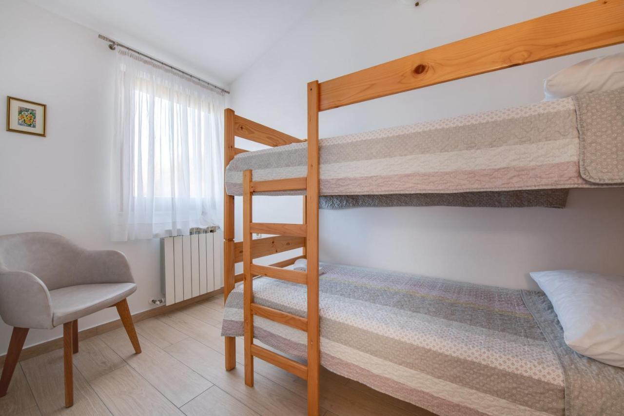 Villa Livia With Three Nice Apartments, Swimming Pool, Childrens Playground, Barbecue And Free Parking Liznjan Bagian luar foto