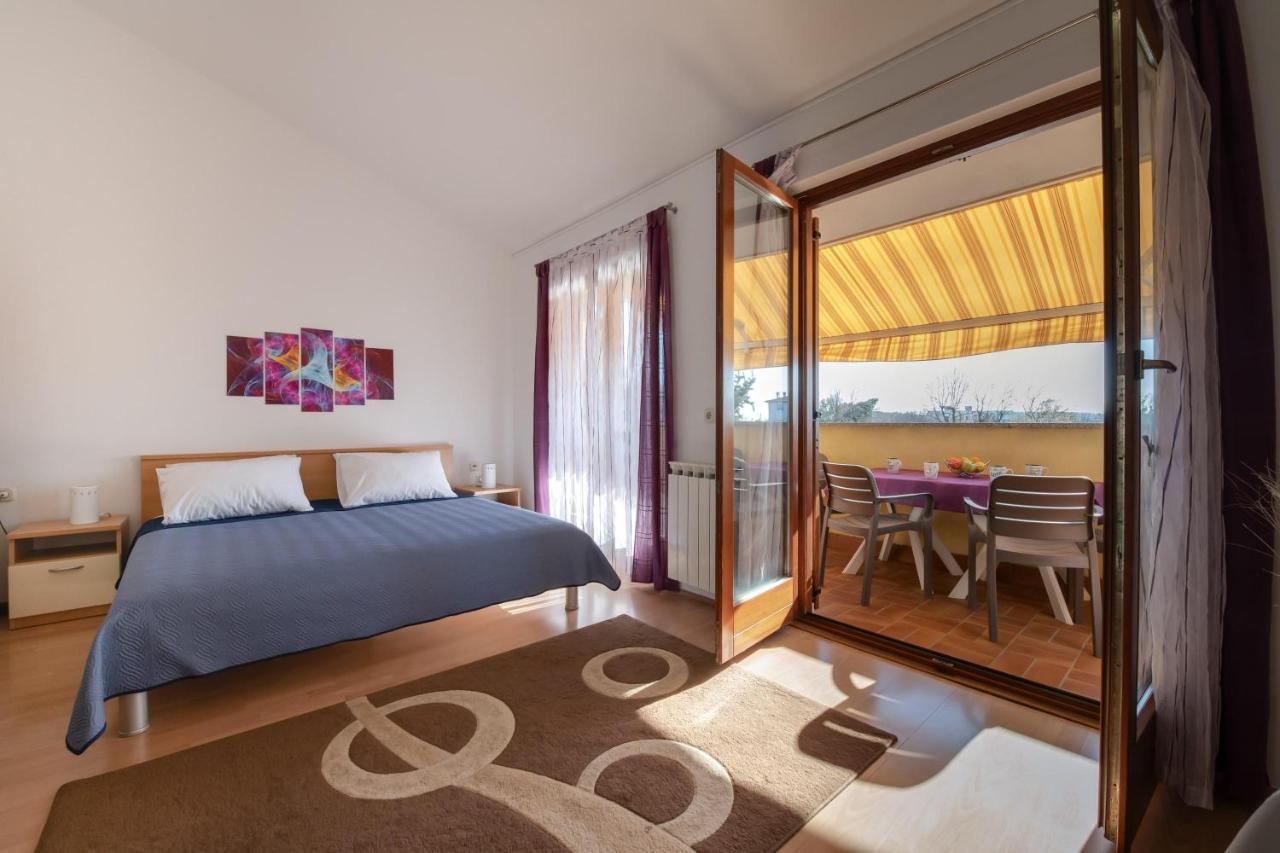 Villa Livia With Three Nice Apartments, Swimming Pool, Childrens Playground, Barbecue And Free Parking Liznjan Bagian luar foto