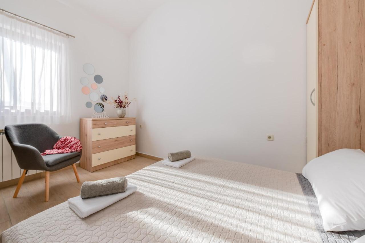 Villa Livia With Three Nice Apartments, Swimming Pool, Childrens Playground, Barbecue And Free Parking Liznjan Bagian luar foto