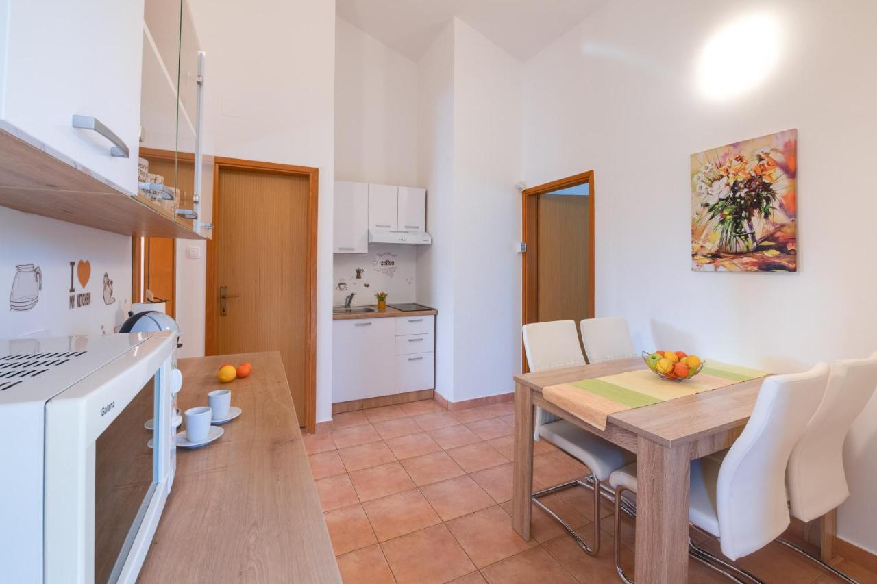 Villa Livia With Three Nice Apartments, Swimming Pool, Childrens Playground, Barbecue And Free Parking Liznjan Bagian luar foto