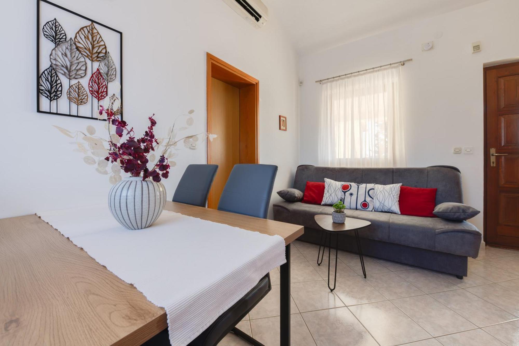 Villa Livia With Three Nice Apartments, Swimming Pool, Childrens Playground, Barbecue And Free Parking Liznjan Bagian luar foto