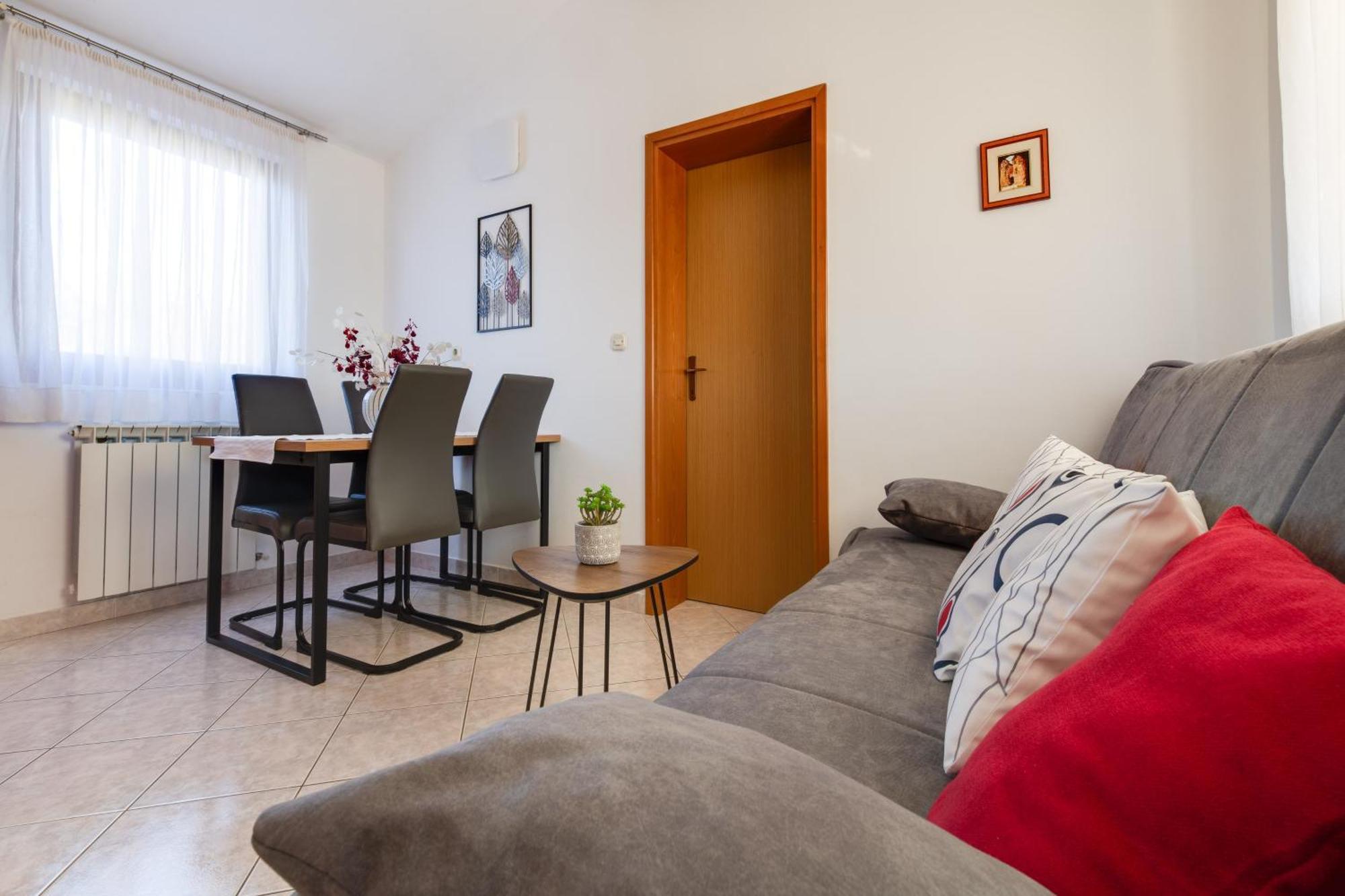 Villa Livia With Three Nice Apartments, Swimming Pool, Childrens Playground, Barbecue And Free Parking Liznjan Bagian luar foto