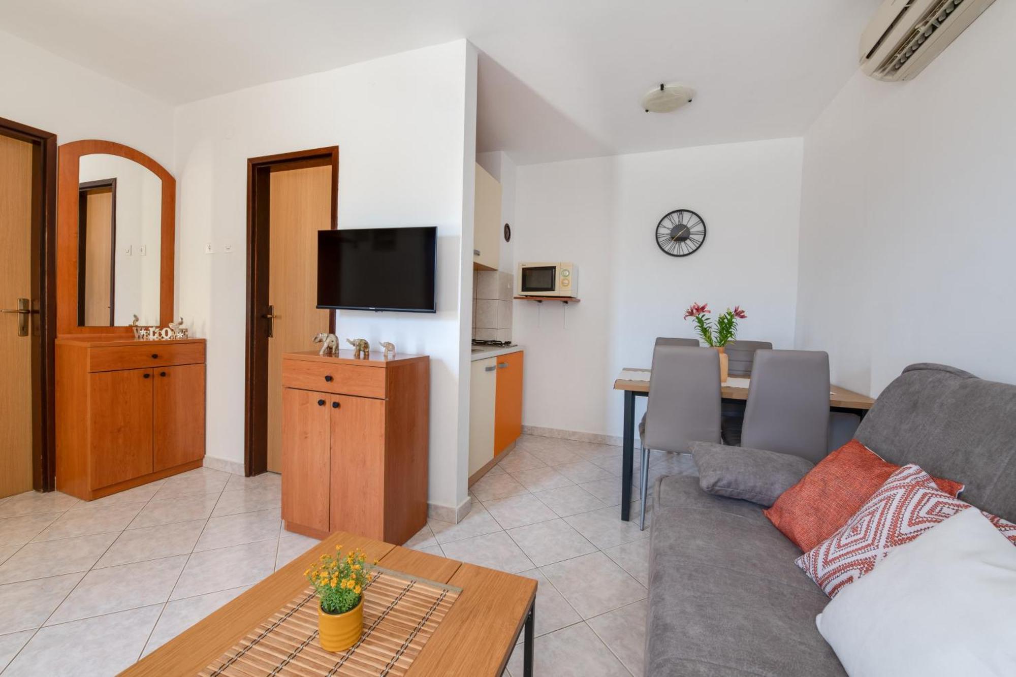 Villa Livia With Three Nice Apartments, Swimming Pool, Childrens Playground, Barbecue And Free Parking Liznjan Bagian luar foto