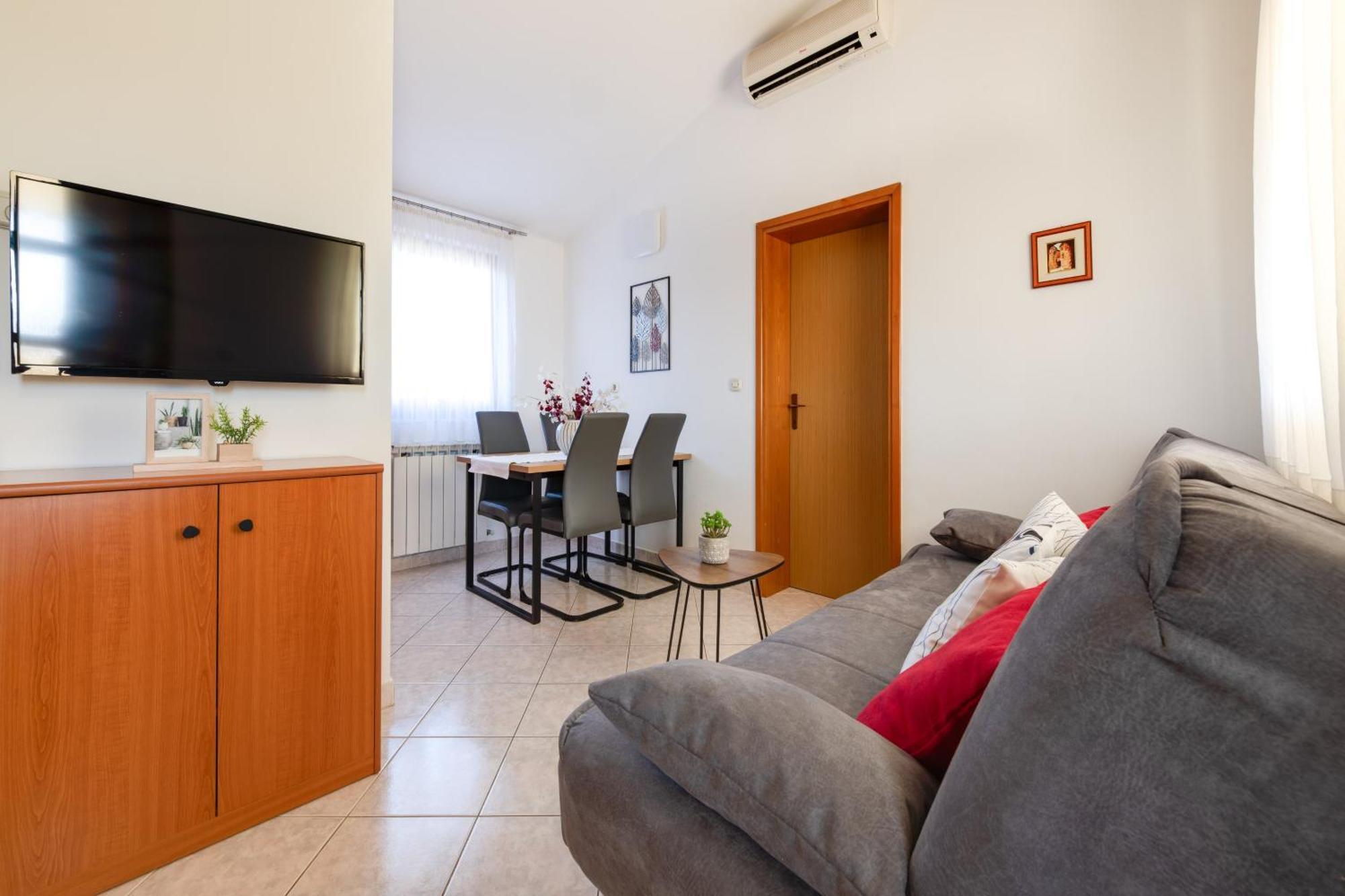 Villa Livia With Three Nice Apartments, Swimming Pool, Childrens Playground, Barbecue And Free Parking Liznjan Bagian luar foto
