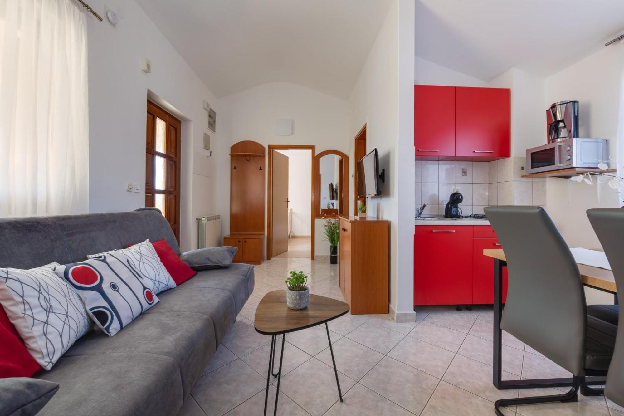Villa Livia With Three Nice Apartments, Swimming Pool, Childrens Playground, Barbecue And Free Parking Liznjan Bagian luar foto