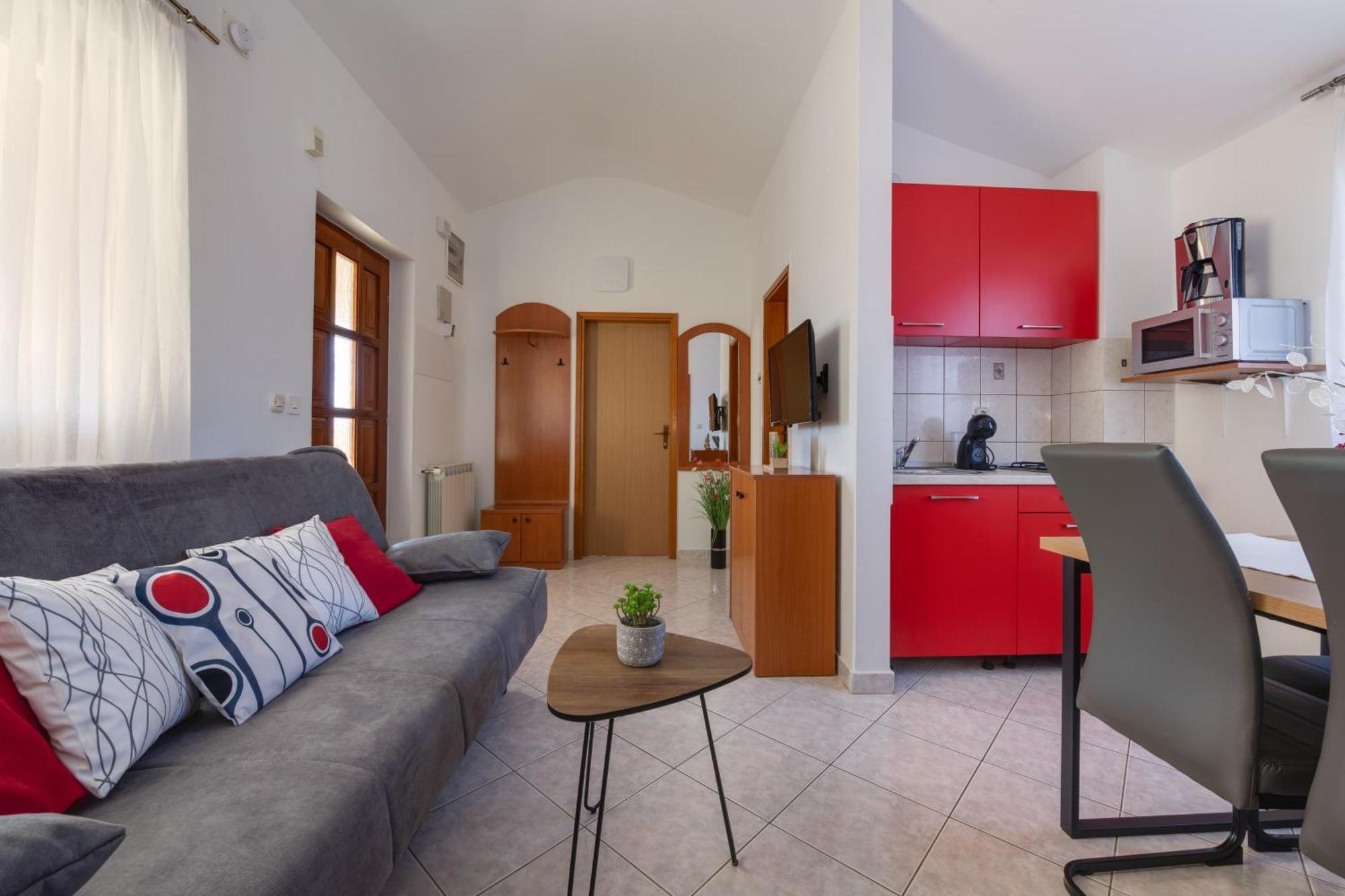 Villa Livia With Three Nice Apartments, Swimming Pool, Childrens Playground, Barbecue And Free Parking Liznjan Bagian luar foto