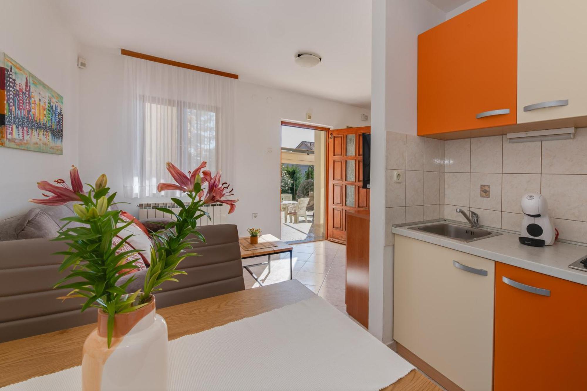 Villa Livia With Three Nice Apartments, Swimming Pool, Childrens Playground, Barbecue And Free Parking Liznjan Bagian luar foto