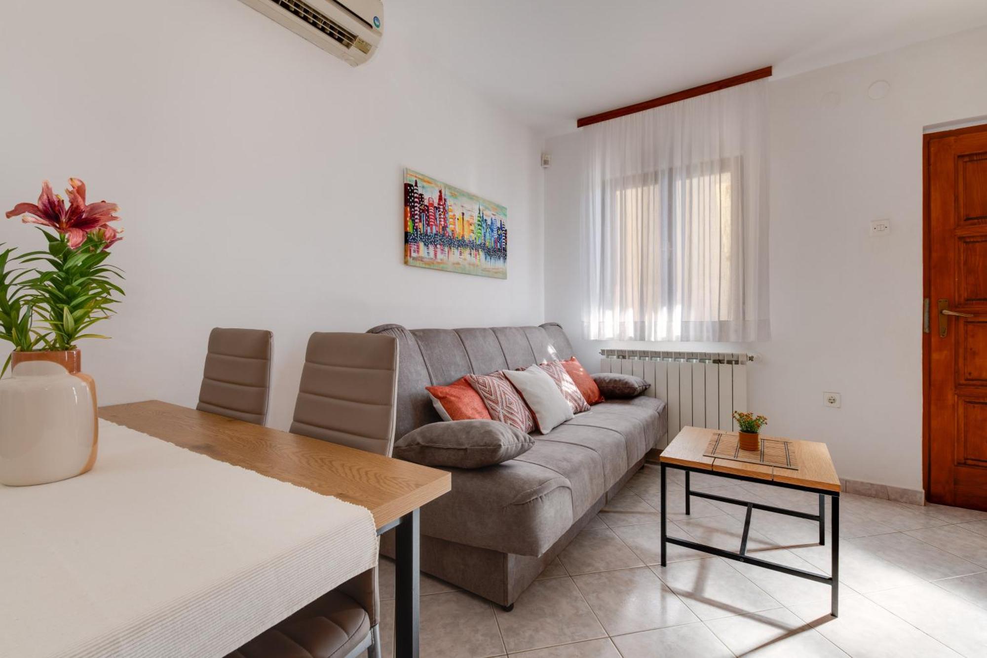 Villa Livia With Three Nice Apartments, Swimming Pool, Childrens Playground, Barbecue And Free Parking Liznjan Bagian luar foto