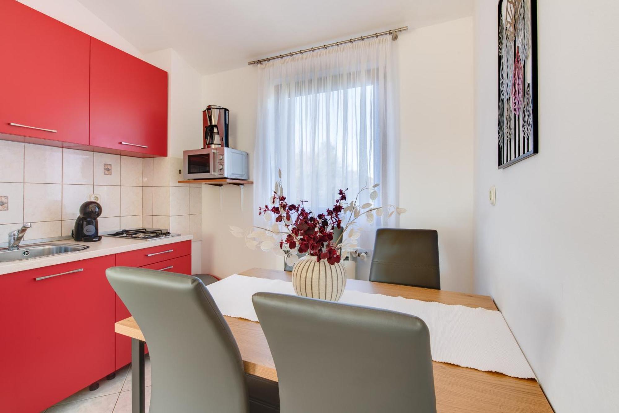 Villa Livia With Three Nice Apartments, Swimming Pool, Childrens Playground, Barbecue And Free Parking Liznjan Bagian luar foto
