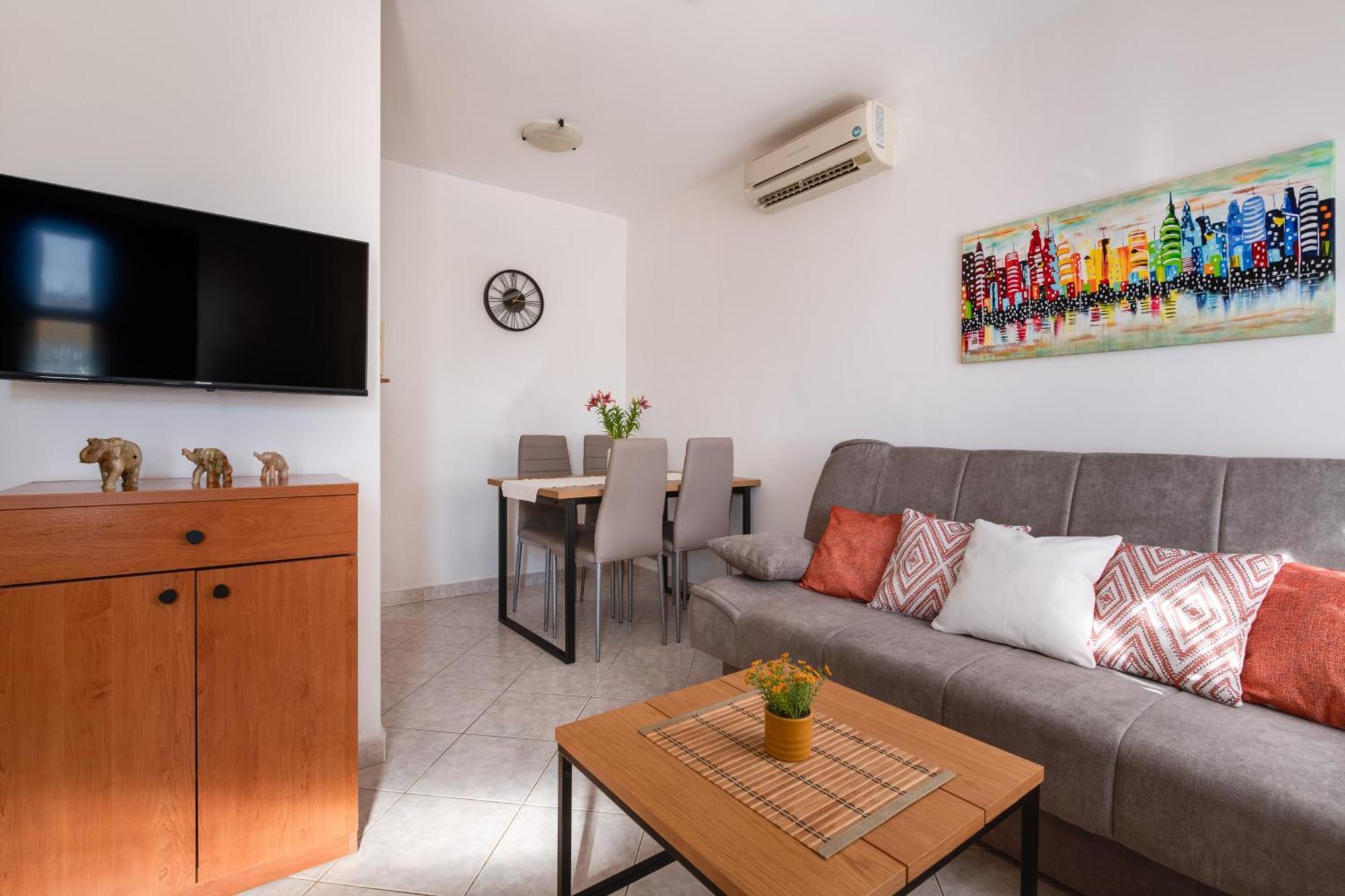 Villa Livia With Three Nice Apartments, Swimming Pool, Childrens Playground, Barbecue And Free Parking Liznjan Bagian luar foto