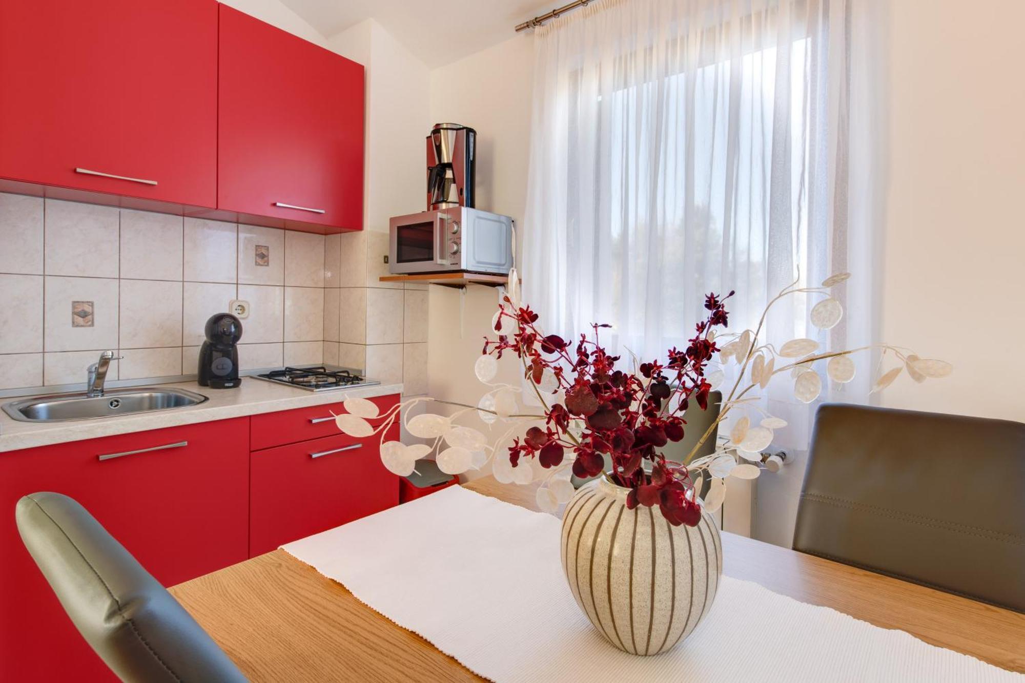 Villa Livia With Three Nice Apartments, Swimming Pool, Childrens Playground, Barbecue And Free Parking Liznjan Bagian luar foto